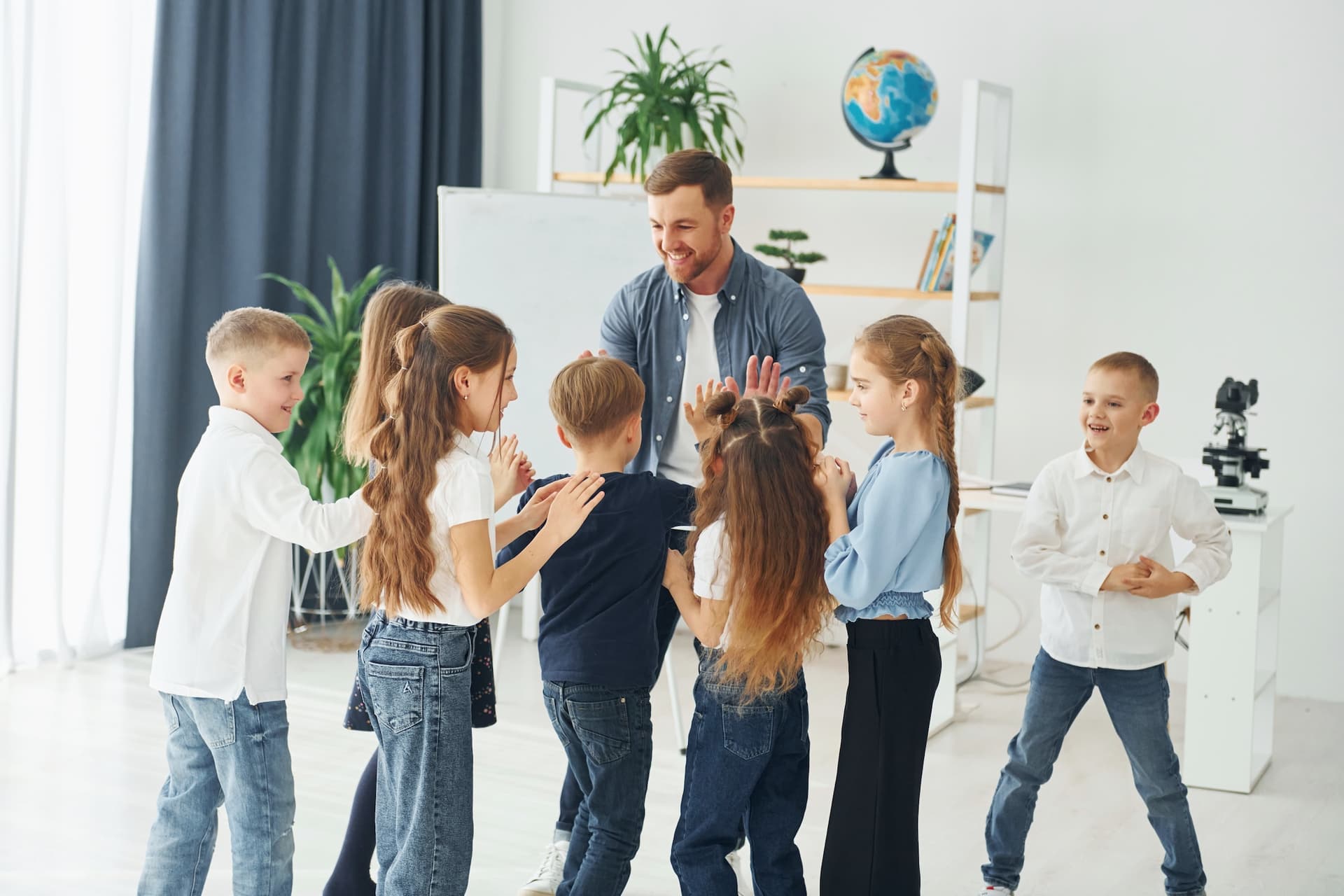 Mann mit Gruppe von Kindern